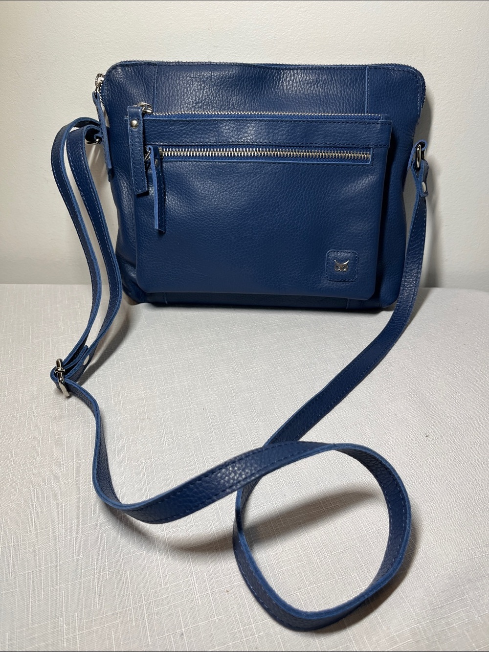 WISE OWL Blue Leather Mid size  Crossbody Purse Bag
like new. Lots of pockets.